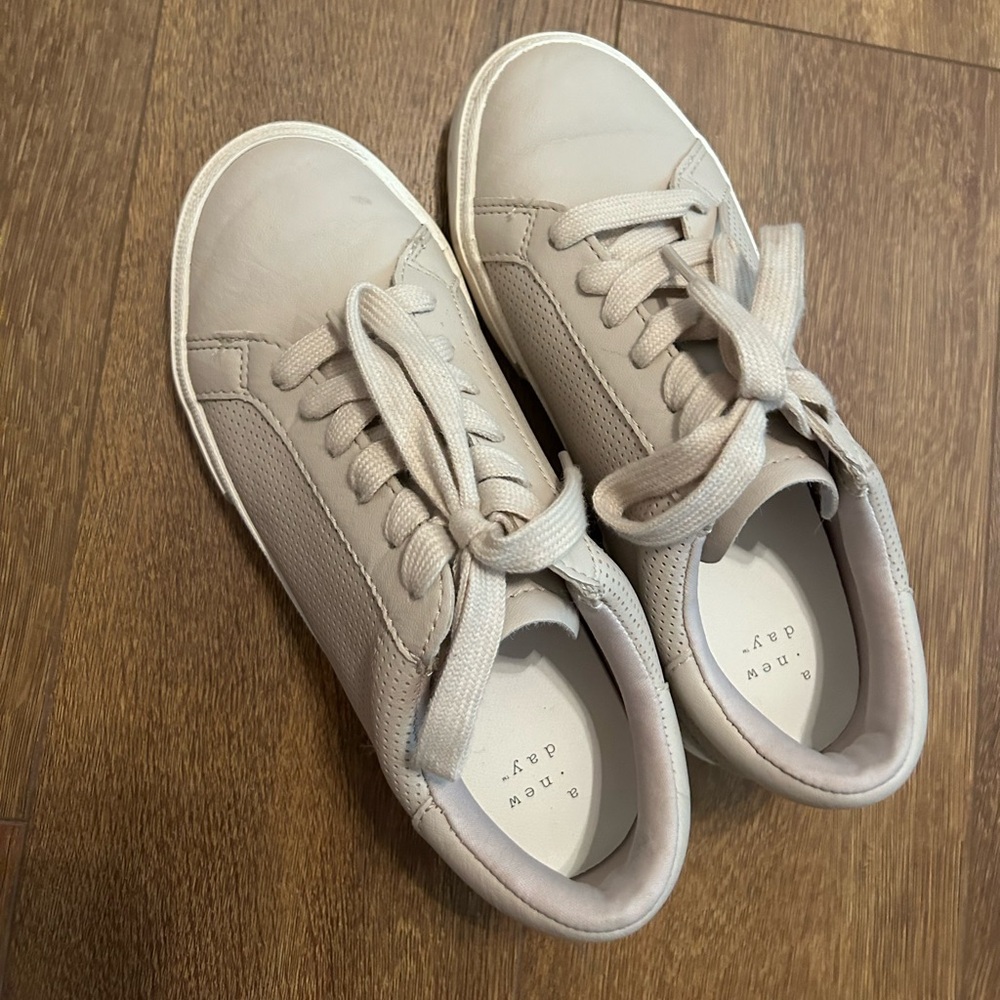 Women’s casual sneakers